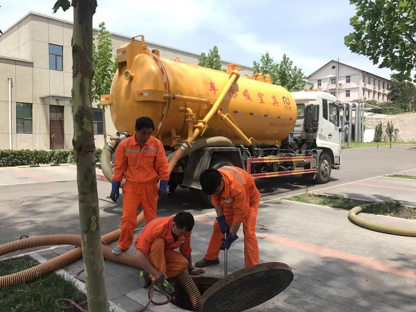 绥化管道疏通车停在窨井附近