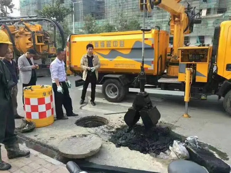 绥化街道：网格员化身“清道夫”，为民解忧疏通“堵心”化粪池